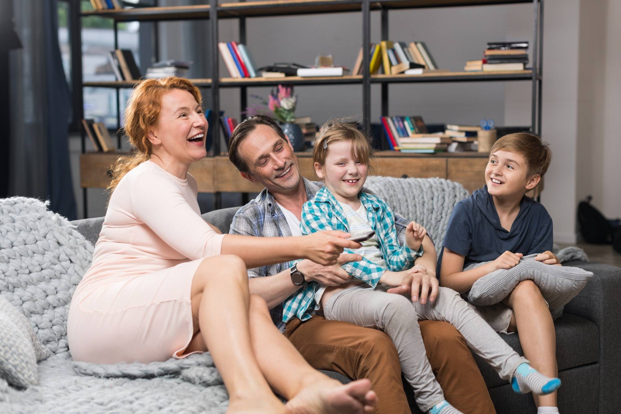 Glückliche lächelnde Eltern verbringen Zeit mit Kindern